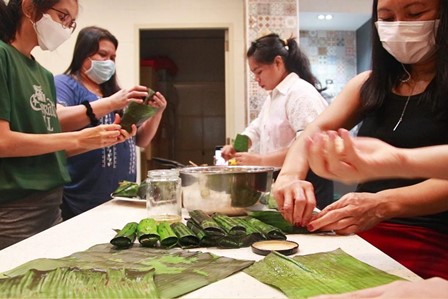 Using banana leaves to prepare suman and bot-ong (glutinous rice and coconut milk snacks)