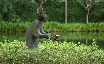 Swing Me Mama sculpture at Swan Lake